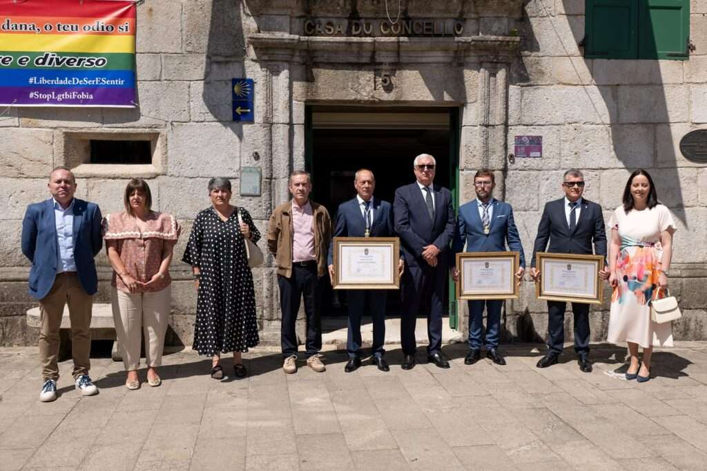 O Concello de Melide outorga as Medallas de Ouro a Juan Carlos Curros Vázquez e ao equipo formado por Xesús Ferreiro e Xavier Anido