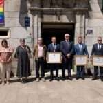 O Concello de Melide outorga as Medallas de Ouro a Juan Carlos Curros Vázquez e ao equipo formado por Xesús Ferreiro e Xavier Anido